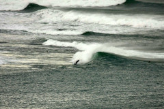 Les Alcyons et Parlementia du 8 Janv 2011 ; Houle de 2.50m voire 3m balayée par un fort vent de Sud. Le ciel couvert donne une teinte métallique au plan d'eau, accentuant le contraste avec l'écume.